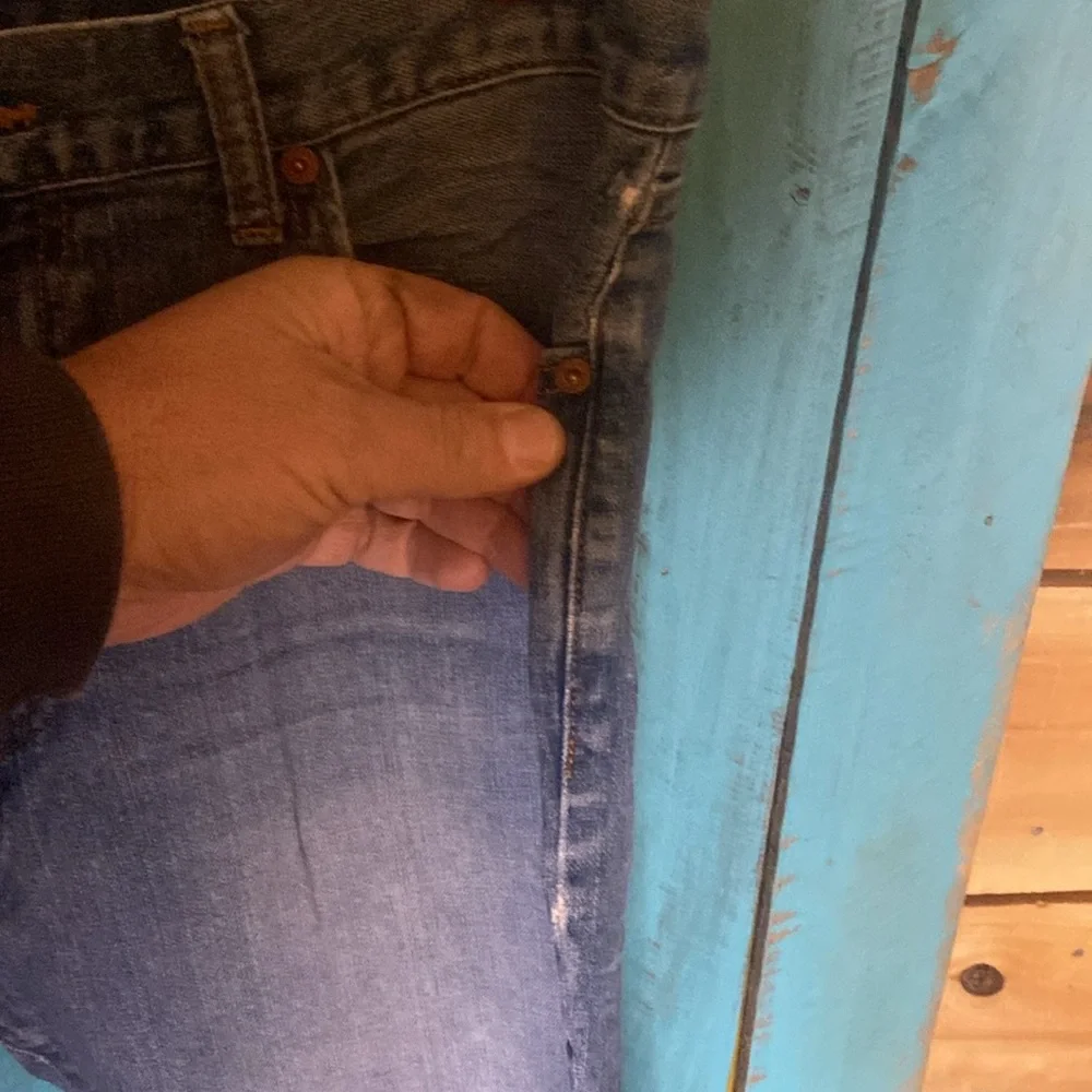 Lucky Brand Y2K straight leg jeans size 34x33 lightly distressed cotton denim